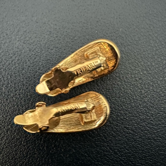 Vintage Trifari Gold and Cream Starfish brooch and clip on earrings Set - Picture 6 of 7